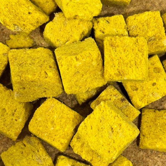 Freeze-dried turmeric pieces